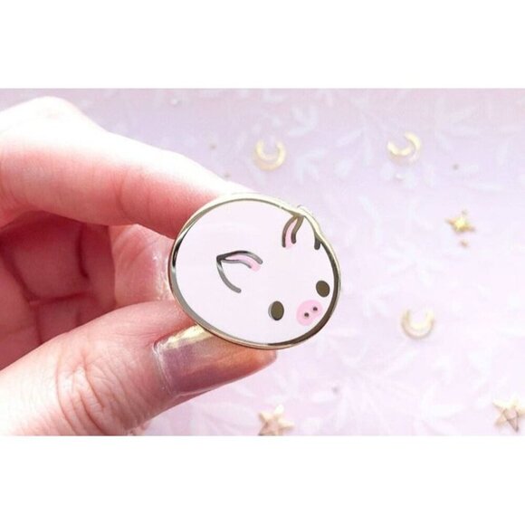 Pig Bun Enamel Pin - RARE Gold Plated Kawaii Animal Jewelry & Brooch - Picture 6 of 7